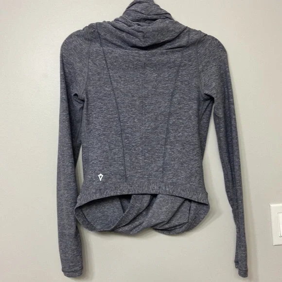 Ivivva by Lululemon Four Count shrug wrap in heather grey size 12 EUC - Picture 4 of 5